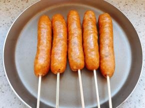 平底锅用厨房纸粘点油，擦一下锅底即可，然后小火煎至表面焦