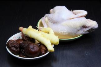 准备食材：土鸡一只、干香菇、枸杞、红枣、生姜等食材；