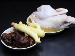 准备食材：土鸡一只、干香菇、枸杞、红枣、生姜等食材；