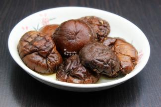 干香菇洗净泡发；