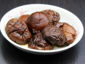 干香菇洗净泡发；