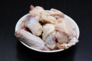 土鸡洗净斩块；