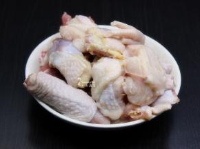 土鸡洗净斩块；