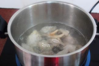 清水煮沸汆烫，捞出沥干水；