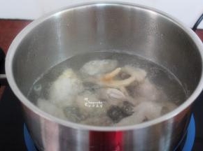 清水煮沸汆烫，捞出沥干水；