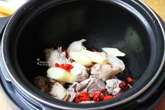 把鸡块、香菇、枸杞、红枣、生姜放入压力锅中