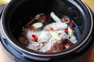 加入适量的水、鸡粉按煲汤键，约45分钟即可；PS：压力锅不同，时间略有不同