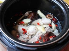 加入适量的水、鸡粉按煲汤键，约45分钟即可；PS：压力锅不同，时间略有不同