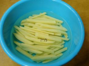 土豆洗净，去皮切粗条，清水浸泡3分钟；