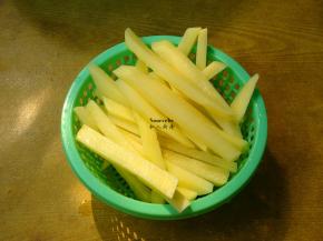 土豆条捞出，沥干水；