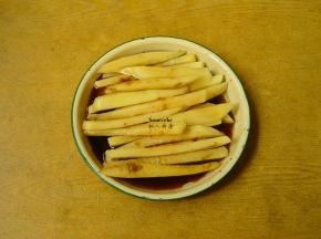 烤肉酱与土豆条均匀拌均；