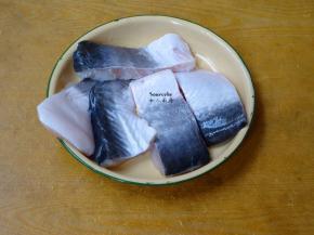 巴沙鱼室温解冻，洗净；