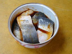 加入原味烤肉酱腌制30分钟；