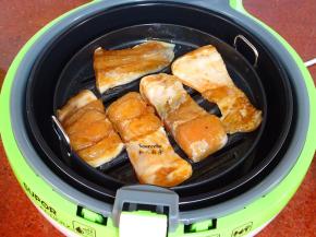 把鱼块均匀放在苏泊尔翻炸锅的炸篮上；