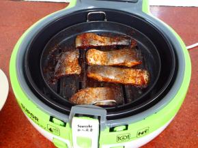 烤好的鱼块，外皮酥脆焦香，肉鲜嫩。