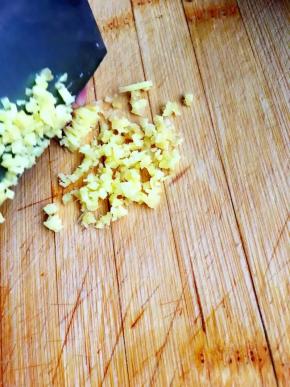 4、姜去皮切成细丝后再切成小丁