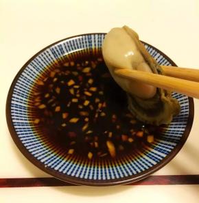 6、掰开沾了蘸料开吃吧