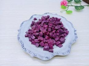 首先将紫薯去皮，洗干净，切丁。