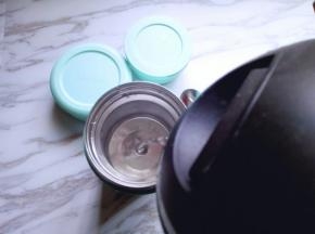 焖烧罐中加入沸水。(一定是要沸水)