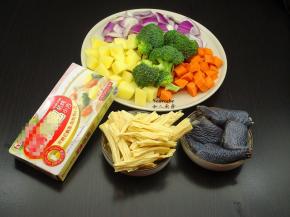 准备食材：乌鸡洗净切块、洋葱洗净切块、西兰花洗净切开、胡萝土豆卜去皮洗净切块、腐竹温水泡软