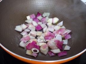 热锅，倒入橄榄油，放入洋葱煸炒至透明；