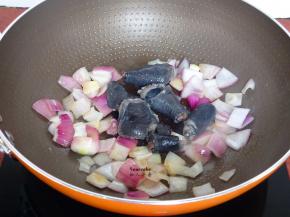 加入乌鸡块，煸炒至熟；