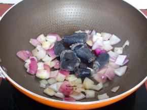 加入乌鸡块，煸炒至熟；