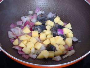 放入土豆翻炒变软；