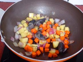 加入胡萝卜，翻炒；