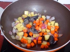 加入胡萝卜，翻炒；