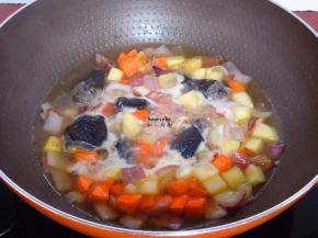 加入适量的清水，水量没过食材即可；