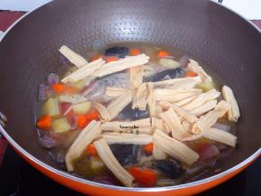 大火煮沸之后放入腐竹；