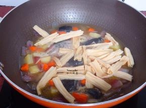 大火煮沸之后放入腐竹；
