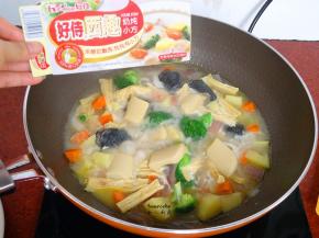 掰开好侍西趣奶炖小方，6块全放入，搅拌至完成溶解；