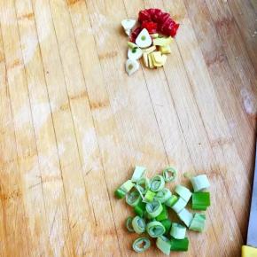 2、白菜心洗净切好