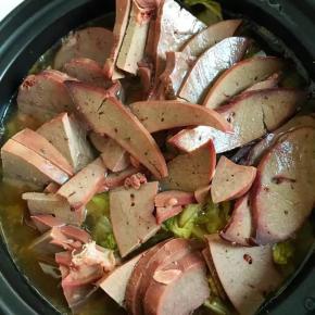 7、倒入砂锅中，表面摆上羊肝