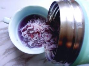 粥从焖烧罐倒入碗中。