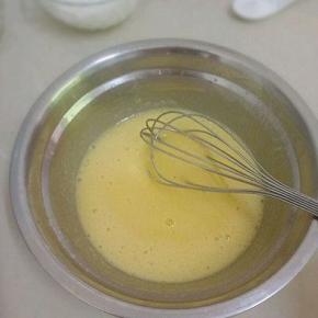 把黄油隔水融化，加入鸡蛋，蜂蜜，拌匀。