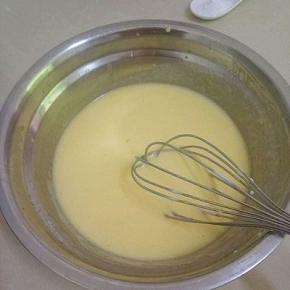 再加入酸奶拌匀