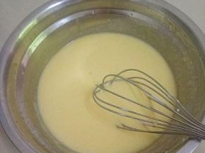 再加入酸奶拌匀