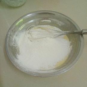 筛入低筋面粉和泡打粉