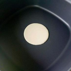 不粘锅烧热，用汤勺舀一勺面糊从高处倒入锅中(从高处倒入，做出来的饼更圆哦)