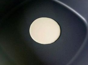 不粘锅烧热，用汤勺舀一勺面糊从高处倒入锅中(从高处倒入，做出来的饼更圆哦)