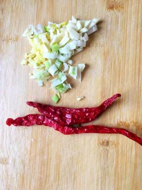葱、姜、蒜、辣椒切好