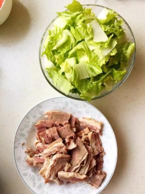 白菜心洗净切好，羊肉切片