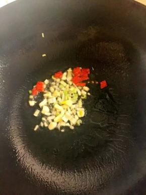 锅中倒入油烧热后加入葱、姜、蒜、辣椒爆香，加入黄酱炒匀