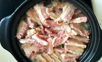 倒入砂锅中，表面摆上羊肉