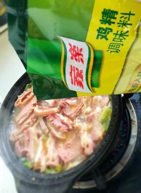 大火烧开转小火慢炖至汤汁浓稠，加入家乐鸡精