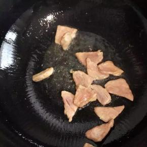 锅中放油烧热后倒入肉片炒至变色