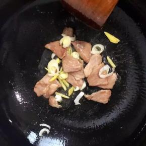 加入葱姜碎爆香